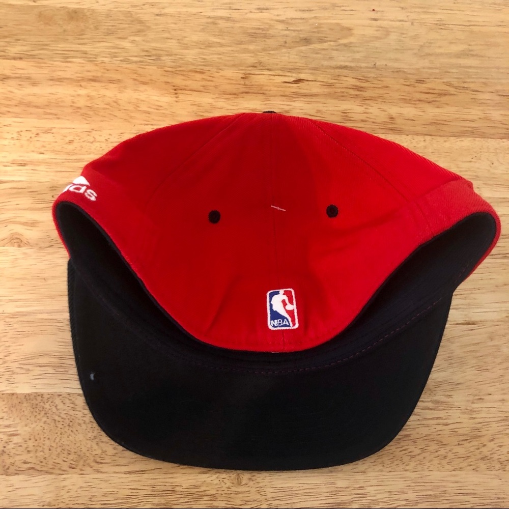 NWOT tags red adidas Chicago Bulls flexfit hat! - Picture 4 of 4